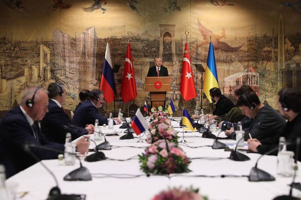 O presidente da Turquia, Recep tayyip Erdogan, discursa durante negociação de delegações de Rússia e Ucrânia em Istambul.
