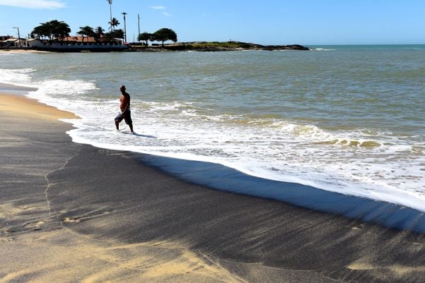 Praia da Areia Preta, em Guarapari por Fernando Madeira