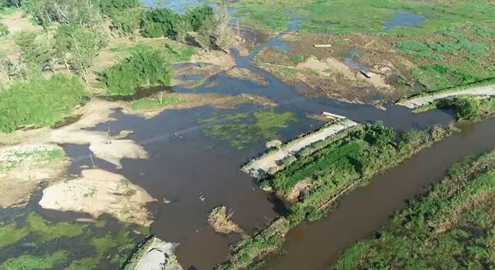 Desde o dia 14 de janeiro, quando a cheia do Rio Doce rompeu em um trecho da estrada de Cacimbas, crianças não têm ido para a escola e produtores rurais não conseguem escoar produção
