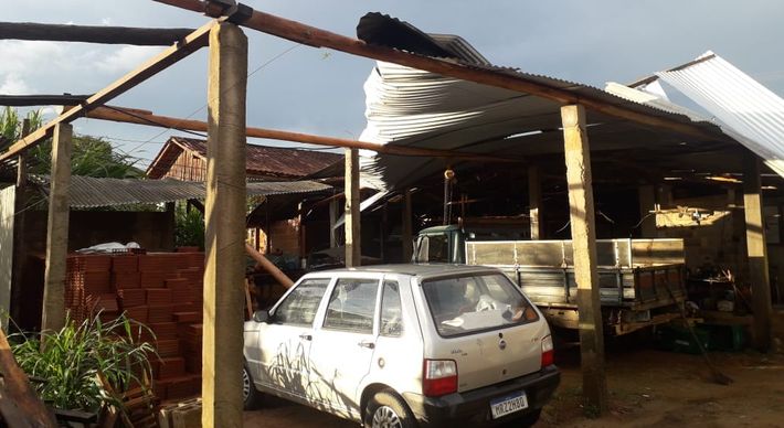 No final da tarde desta terça-feira (29), vento forte arrancou telhas de uma escola e parte de uma residência desabou no interior do município