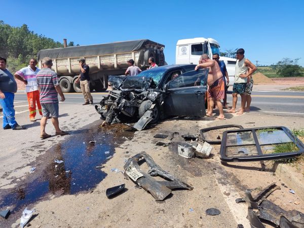 Acidente entre van escolar e veículo deixa feridos em Anchieta