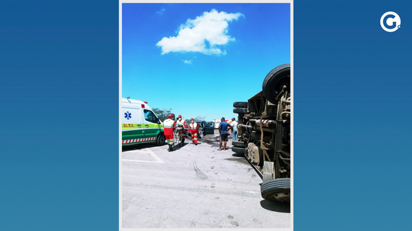 Acidente entre van escolar e veículo deixa feridos em Anchieta