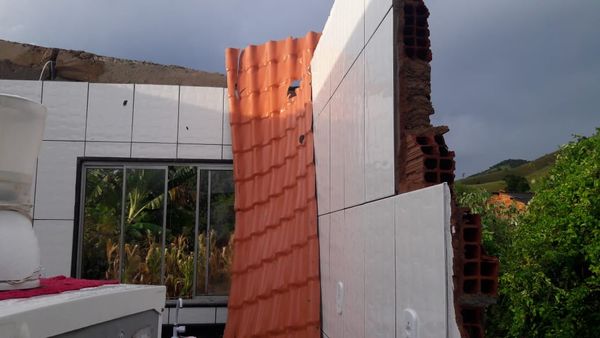 Chuva e rajadas de vento provocam estragos em Muniz Freire por Divulgação/ PMMF