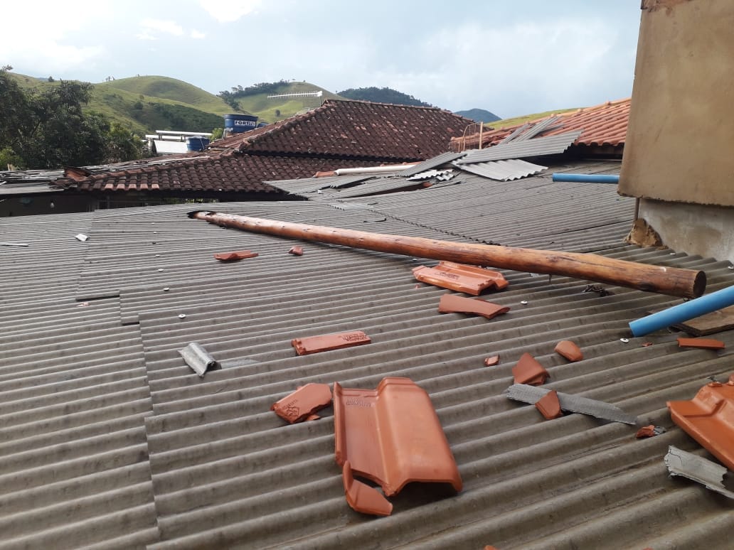 Chuva e rajadas de vento provocam estragos em Muniz Freire