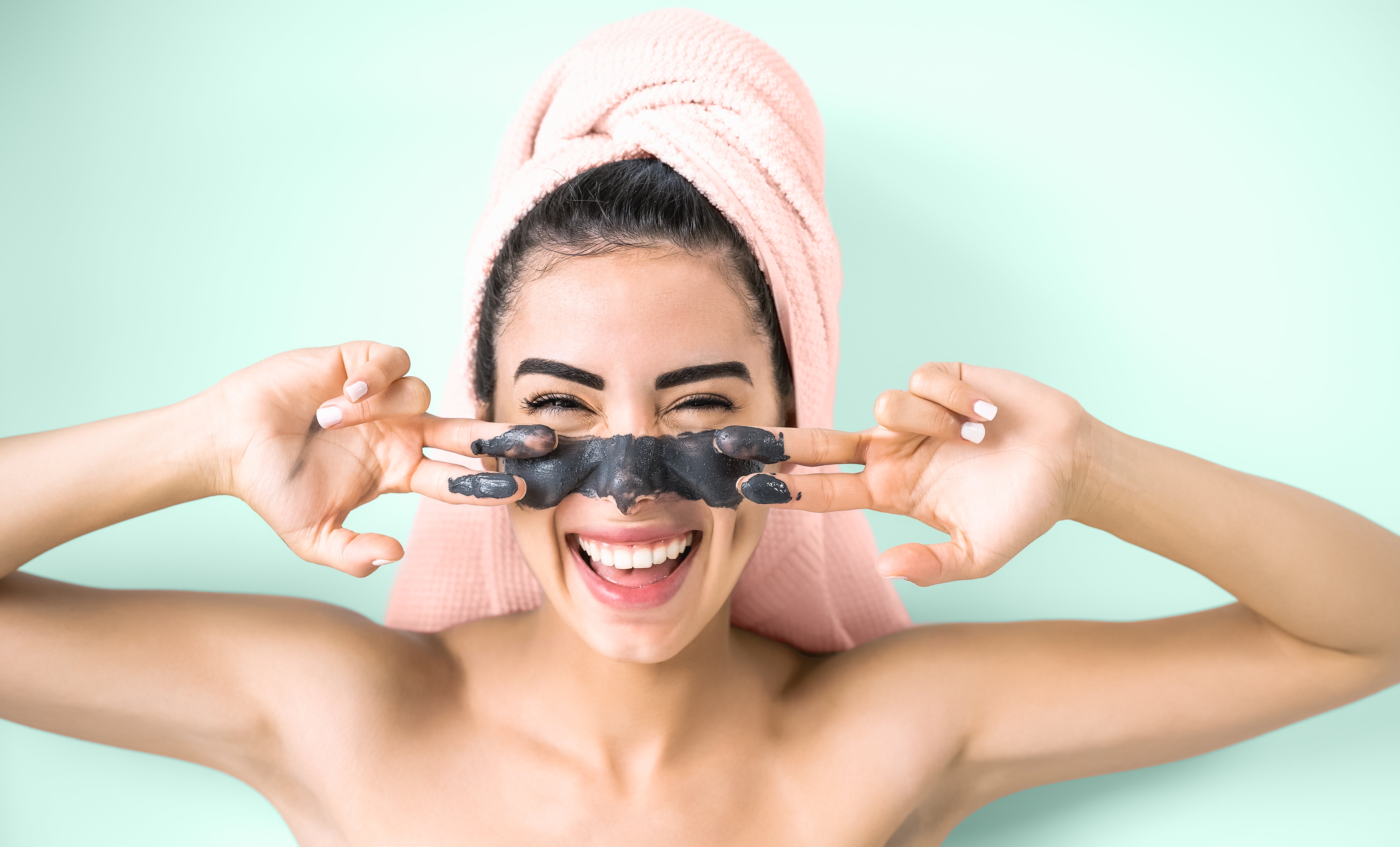 Quando utilizado na limpeza da pele, ele ajuda a evitar acne e a remover qualquer tipo de impureza: poluição, oleosidade, resíduo de filtro solar e maquiagem