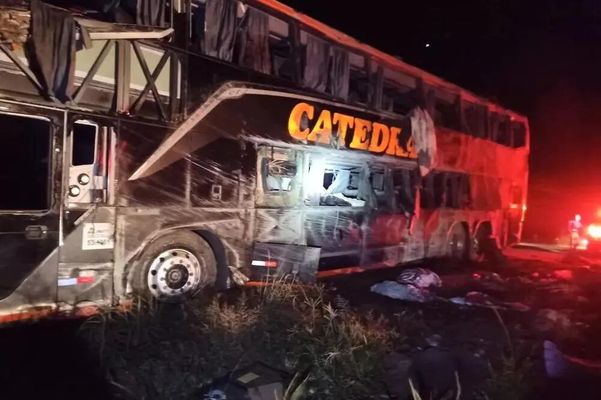 Ônibus tomba na Bahia e quatro pessoas morrem