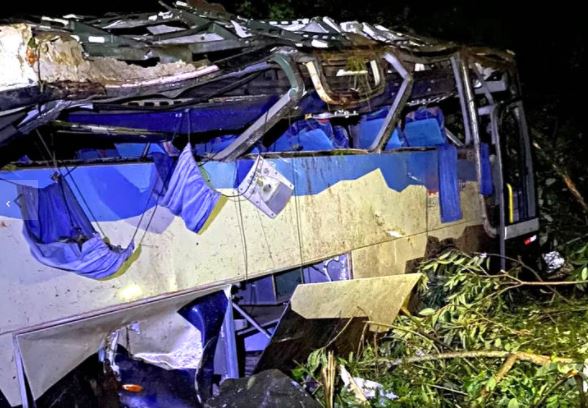 Acidente com ônibus mata ao menos onze pessoas no Paraná