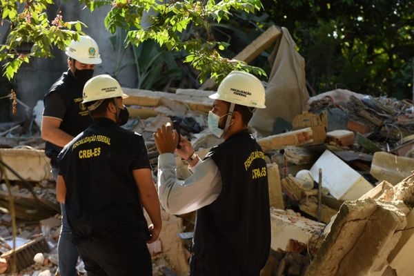 Casa desaba em Flexal II, Cariacica por Fernando Madeira