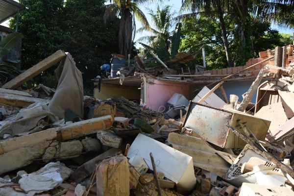 Casa desaba em Flexal II, Cariacica por Fernando Madeira