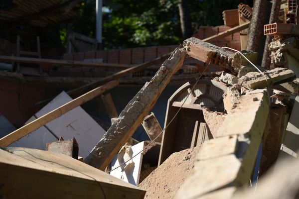 Casa desaba em Flexal II, Cariacica por Fernando Madeira