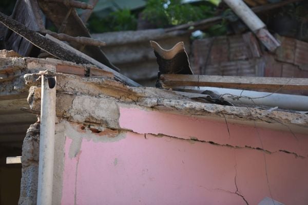 Casa desaba em Flexal II, Cariacica por Fernando Madeira