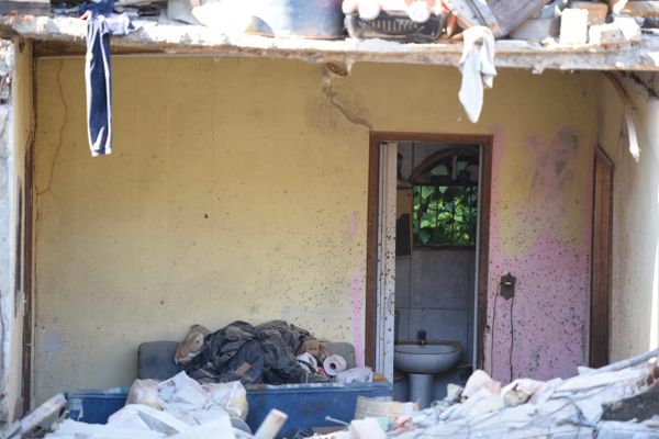 Casa desaba em Flexal II, Cariacica por Fernando Madeira