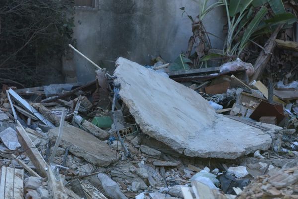 Casa desaba em Flexal II, Cariacica por Fernando Madeira