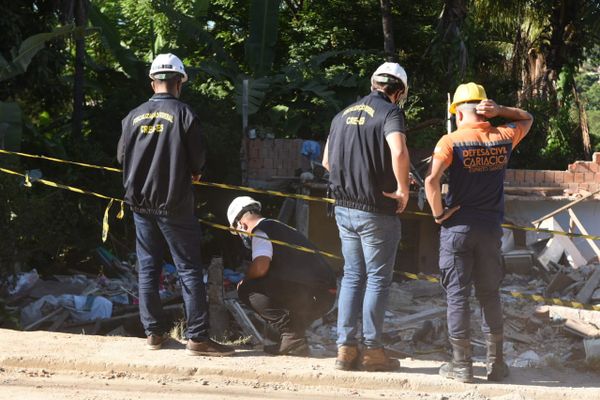 Casa desaba em Flexal II, Cariacica por Fernando Madeira