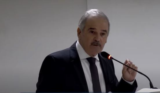 Guerino Zanon discursa na Câmara de Linhares ao renunciar ao cargo de prefeito