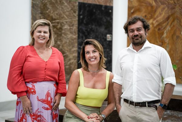 Renata Malenza recebeu Flavia Milaneze, CEO da Milanez & Milaneze, e o italiano Matteo Gelmetti, vice-presidente do grupo Veronafiere, na sede da Brasigran