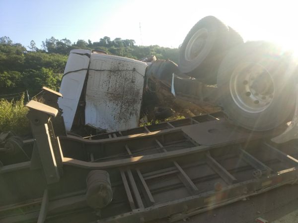 Situação da carreta após o acidente na ES 080