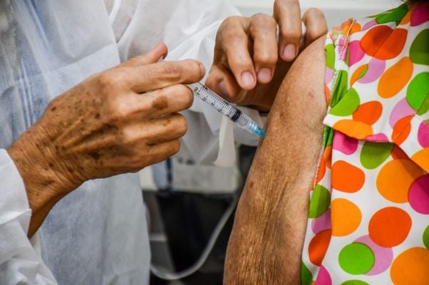 Aplicação de vacina em idoso no bairro Araçá, em Linhares