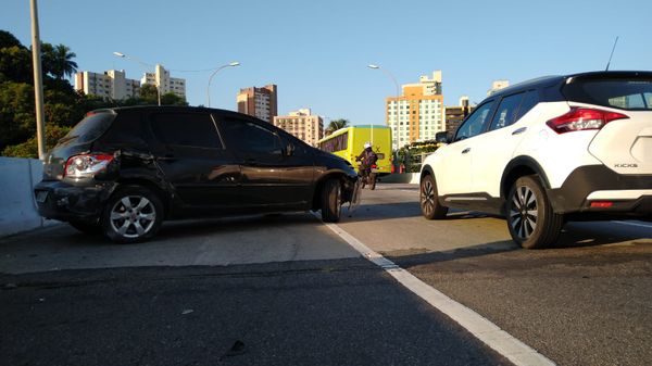 Carro bate em mureta de proteção e fecha pista na Ponte de Camburi