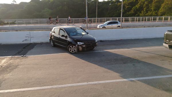 Carro bate em mureta de proteção e fecha pista na Ponte de Camburi