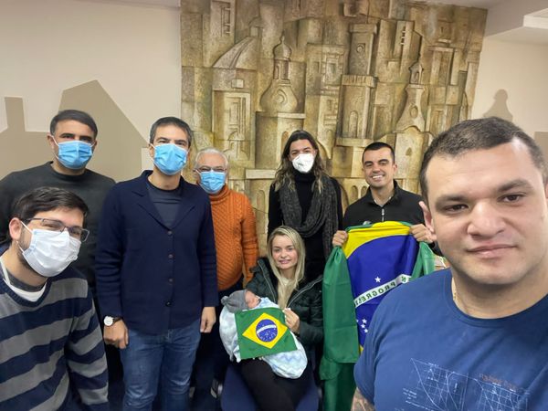 Casal de capixabas encontra o filho nascido em barriga de aluguel na Ucrânia