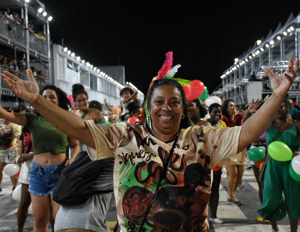 Dona Zilda ensaia com a Unidos da Piedade