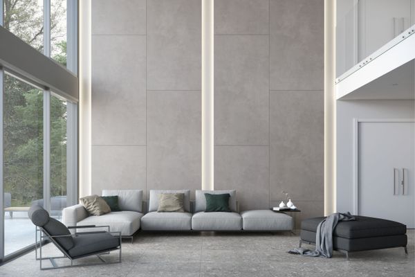 Porcelanatos Asfalto AC (120x140), na parede, e Iseo Grigio AC (90x90), no piso, ambos da Eliane  (@elianerevestimentos) criam um ambiente contemporâneo e elegante 