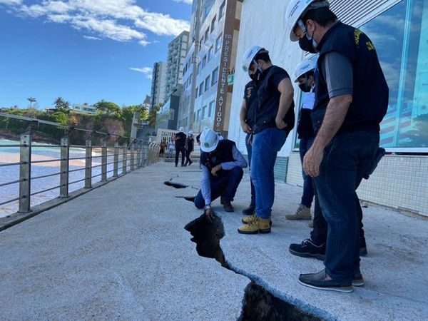 Rachaduras no calçadão da Praia da Areia Preta, em Guarapari