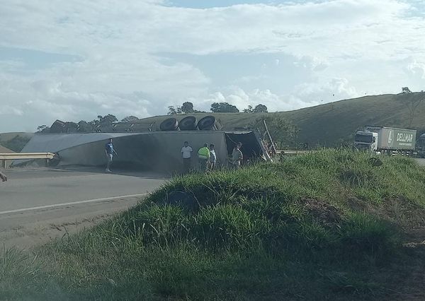 Tombamento de carreta deixa trânsito interditado em Itapemirim 