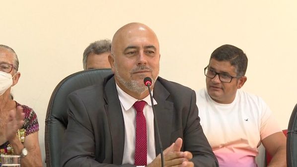 O presidente da Câmara Municipal de Itapemirim, José de Oliveira Lima (PDT), tomou posse como prefeito em sessão solene na manhã deste sábado (2)