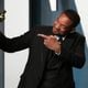 Will Smith aponta para a estatueta durante festa da Vanity Fair da cerimônia do Oscar 2022
