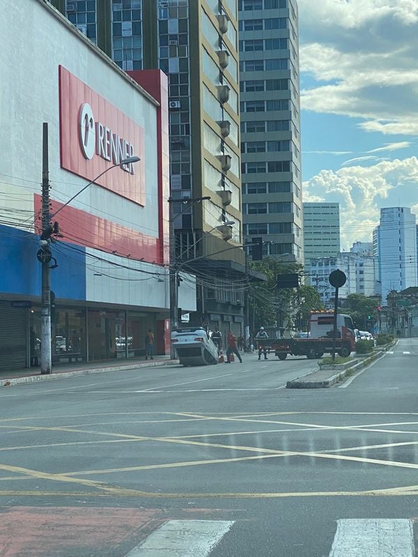 Carro capotou na Avenida Princesa Isabel, no Centro 