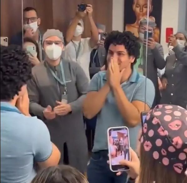 Charles Teixeira, de 30 anos, se emociona ao participar de 'chá revelação' de harmonização em São Paulo