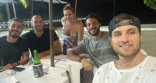 Ex-BBB Lucas encontra amigos na Praia da Costa, em Vila Velha