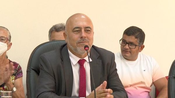 Prefeito interino toma posse na Câmara de Itapemirim
