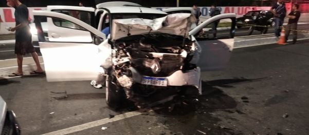Carro branco ficou com a parte da frente danificada por Leitor | A Gazeta
