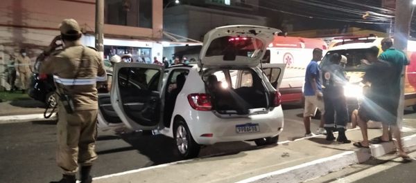 Motorista do carro branco estava tentando cruzar a Rodovia do Sol, quando aconteceu o acidente por Leitor | A Gazeta