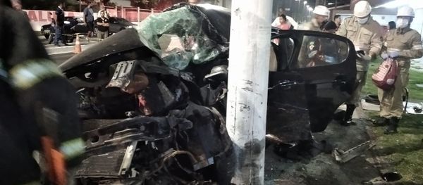 Dois carros se envolveram no acidente que aconteceu na Rodovia do Sol, em Vila Velha, neste domingo (3)