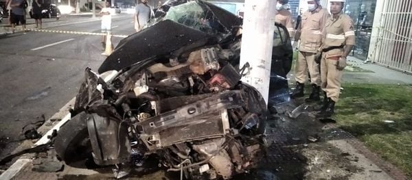 Carro em que estava o casal ficou completamente destruído por Leitor | A Gazeta