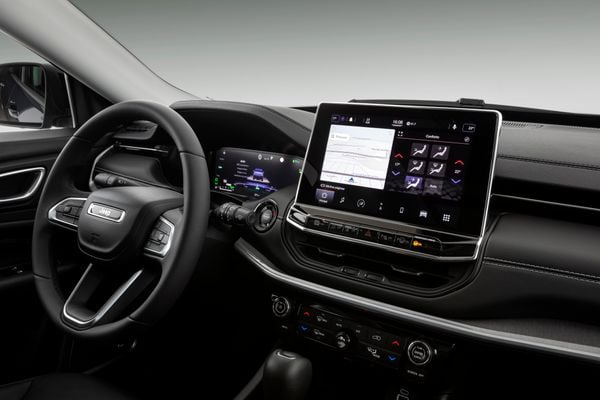 Jeep Compass 4xe começa a ser vendido no Brasil por R$ 349.990