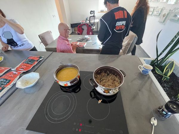 Refeições desidratadas distribuídas pelo movimento União BR e pela Simple Nutri podem ser armazenadas fora da geladeira e não exigem muita estrutura para preparo.