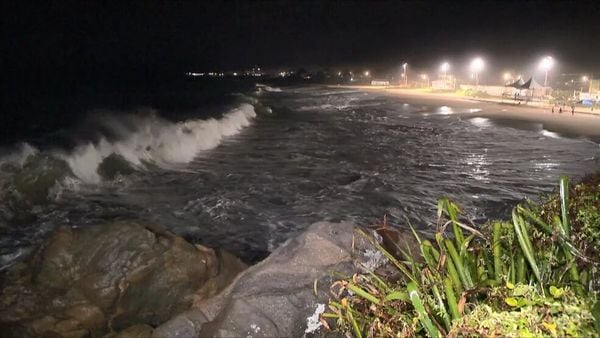 Moradores dizem que mar da Barra do Jucu é agitado.
