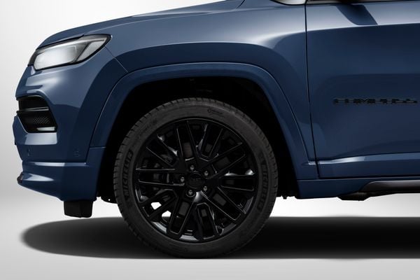 Jeep Compass 4xe começa a ser vendido no Brasil por R$ 349.990