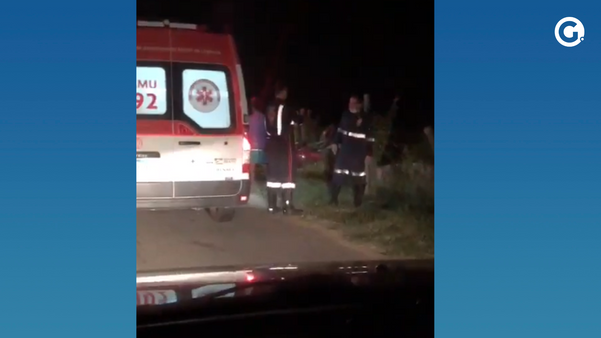 Segundo informações da Polícia Militar, os dois estavam em uma moto que colidiu de frente com um carro, que seguia no sentido oposto da rodovia.