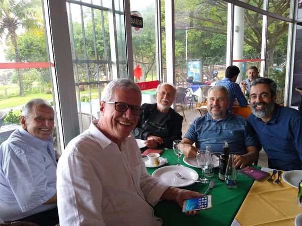 Cariê e o médico Édson Dias, em primeiro plano, e os músicos Roberto Menescal, Ugo Marotta e Pedro Alcântara