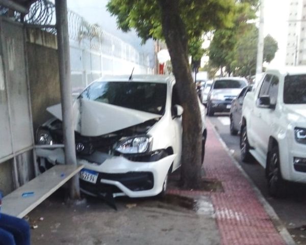 Carro invadiu a calçada e atingiu um ponto de ônibus em Vila Velha