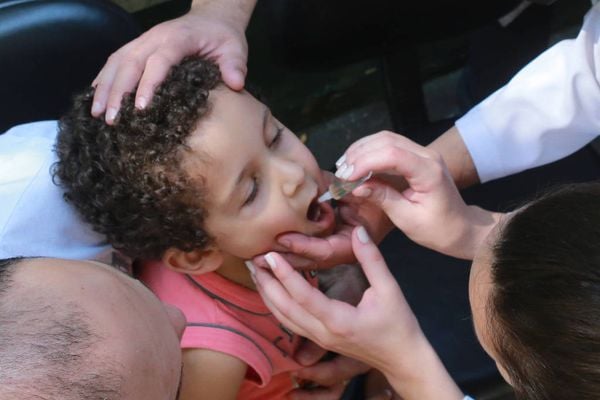 Grande responsável pela eliminação da poliomielite em vários países, a vacina Sabin, a da gotinha, tende a deixar de ser usada.