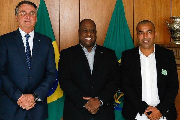 Jair Bolsonaro, o secretário especial do Esporte, Marcelo Magalhães, e o ex-jogador Emerson Sheik.
