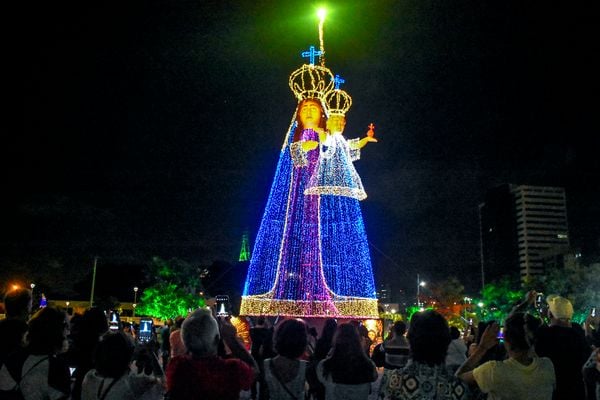Santas Iluminadas com 17 metros de altura e mais de 100 mil lâmpadas vão receber luzes e cores no sábado (8), em Vila Velha, e no domingo (9), na Serra