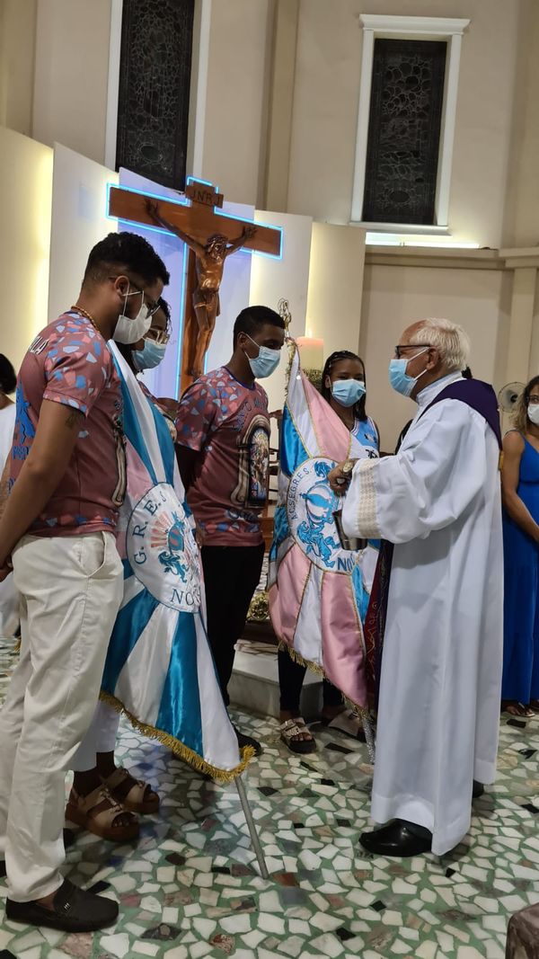 Padre abençoa a Novo Império em missa no pré-Carnaval